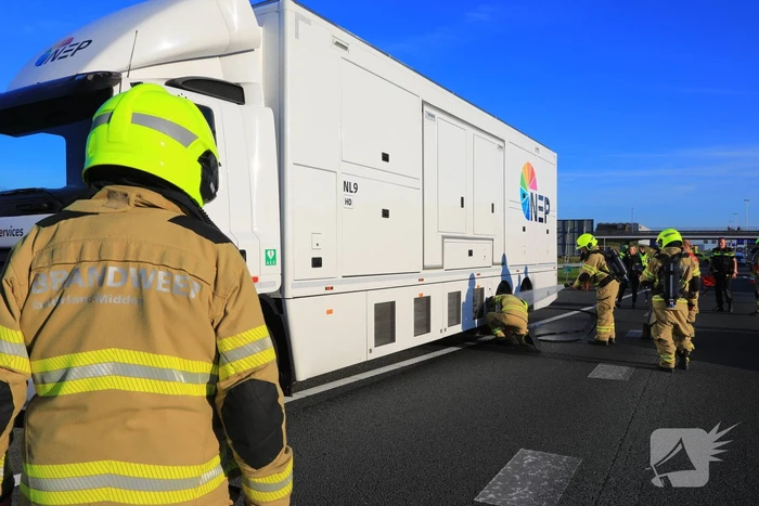 Studiovrachtwagen vat vlam door vastgelopen remmen