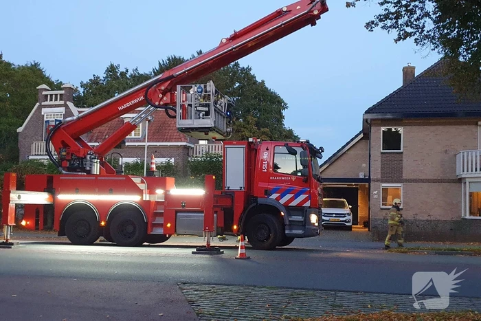 Brandweer blust schoorsteenbrand
