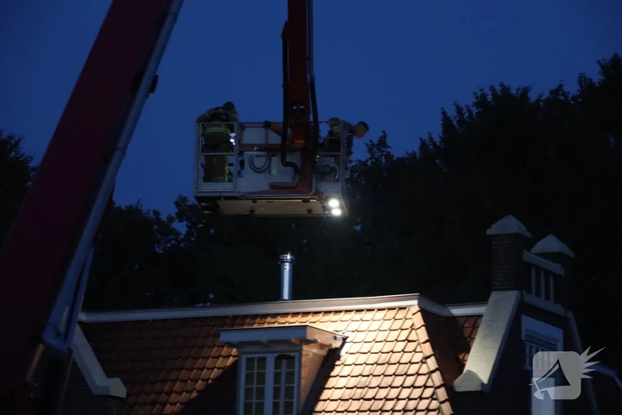Brandweer blust schoorsteenbrand