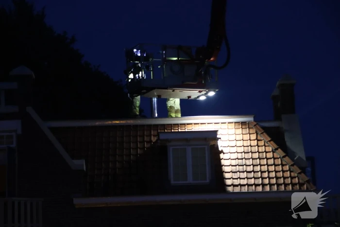 Brandweer blust schoorsteenbrand