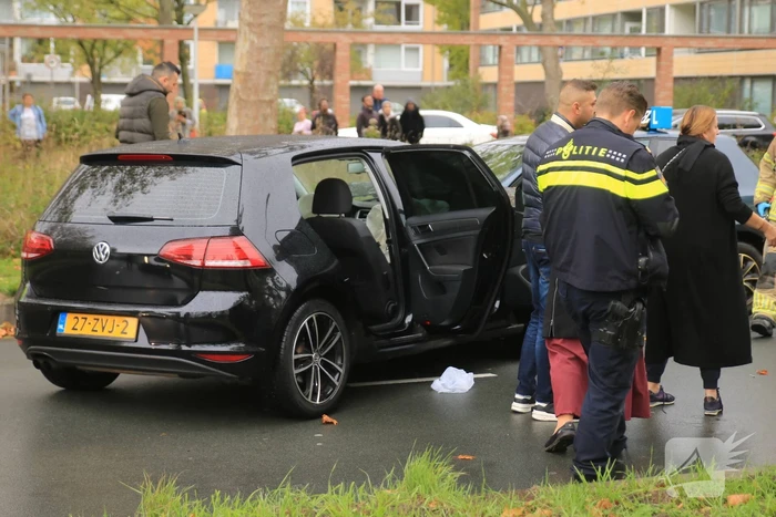 Personenwagen botst frontaal op lesauto