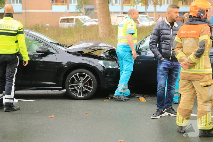 Personenwagen botst frontaal op lesauto