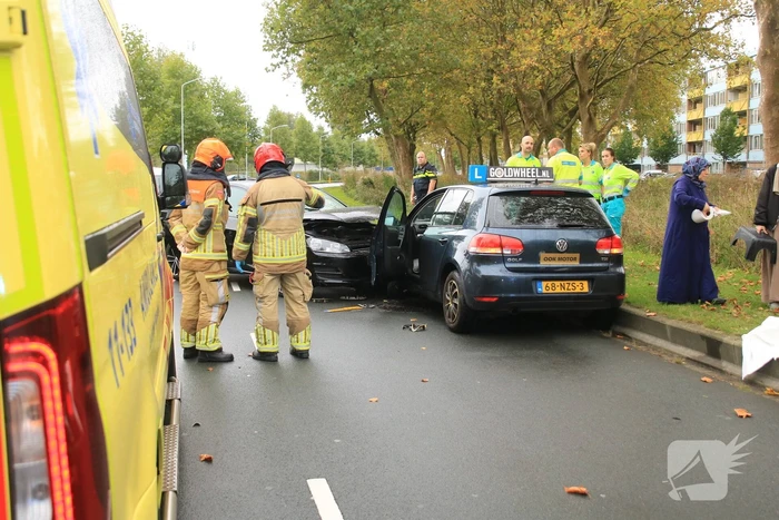 Personenwagen botst frontaal op lesauto