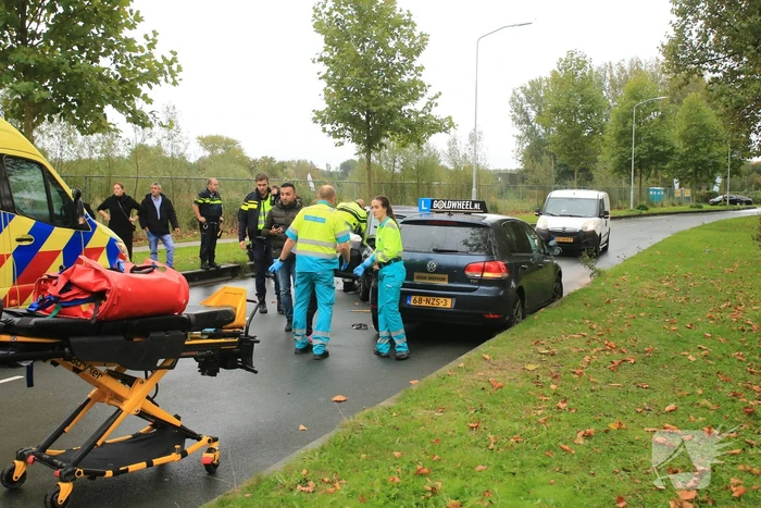 Personenwagen botst frontaal op lesauto