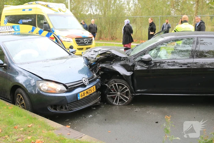 Personenwagen botst frontaal op lesauto