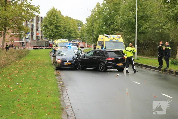Personenwagen botst frontaal op lesauto