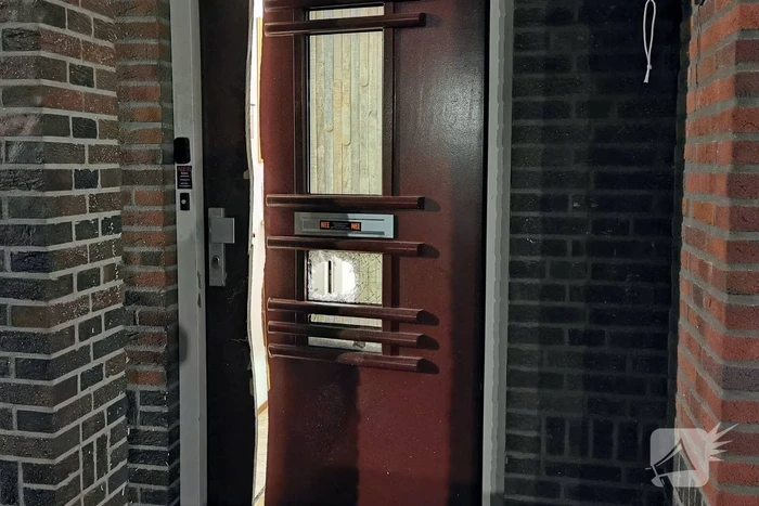 Brandweer opent deur met motorkettingzaag bij medisch noodgeval