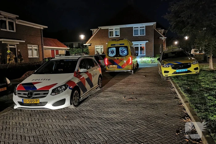 Brandweer opent deur met motorkettingzaag bij medisch noodgeval