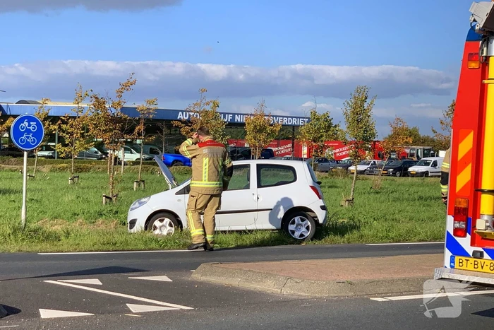 Weg afgesloten vanwege autobrand