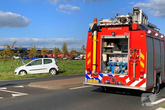 Weg afgesloten vanwege autobrand