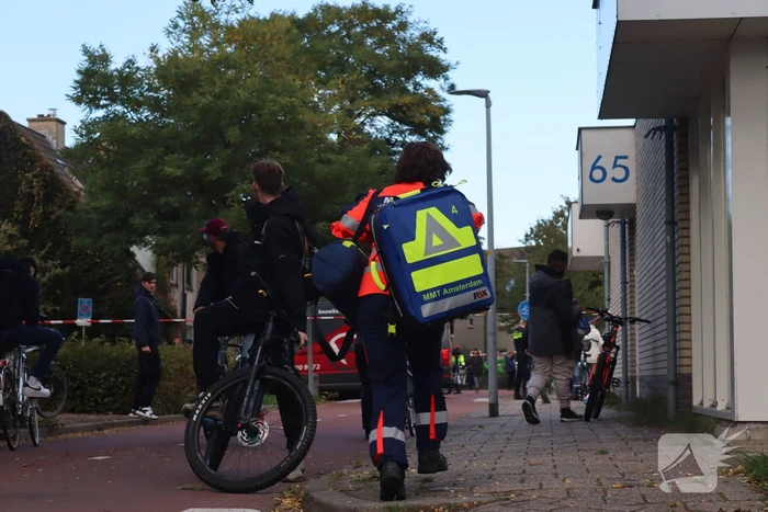 Persoon belandt onder bestelbus