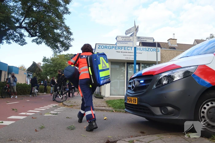 Persoon belandt onder bestelbus