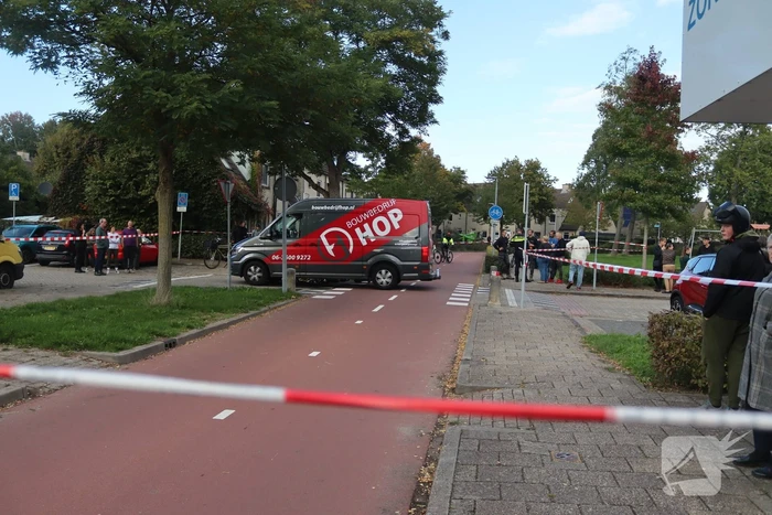 Persoon belandt onder bestelbus