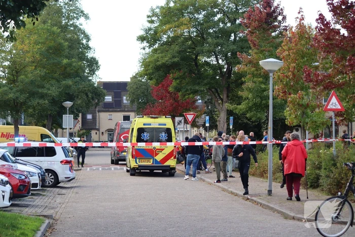 Persoon belandt onder bestelbus