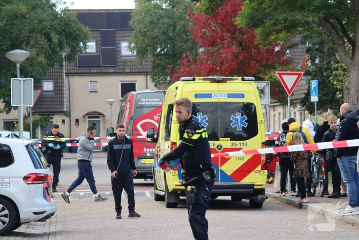 Persoon belandt onder bestelbus