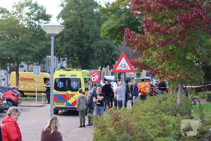 Persoon belandt onder bestelbus