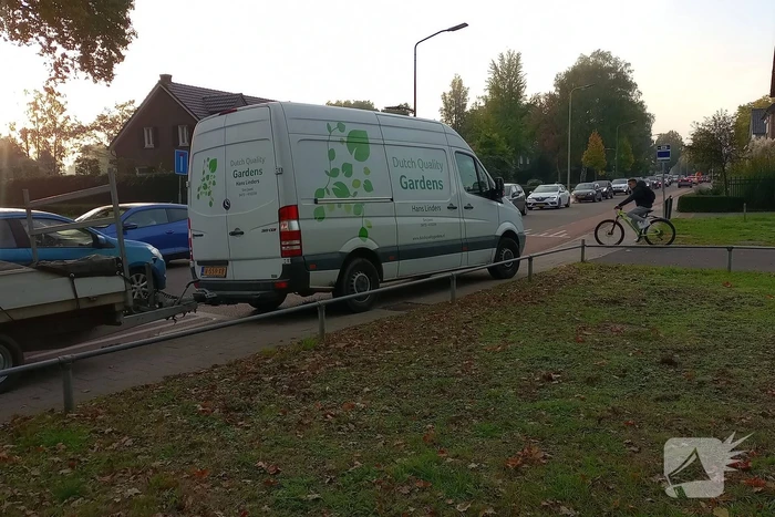 Fietser ten val na botsing met aanhanger
