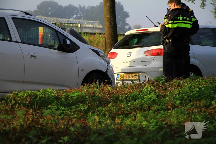 Twee automobilisten in botsing na uitwijken voor ambulance