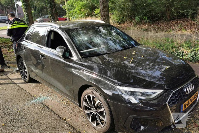 Twee auto's vernield, politie doet onderzoek