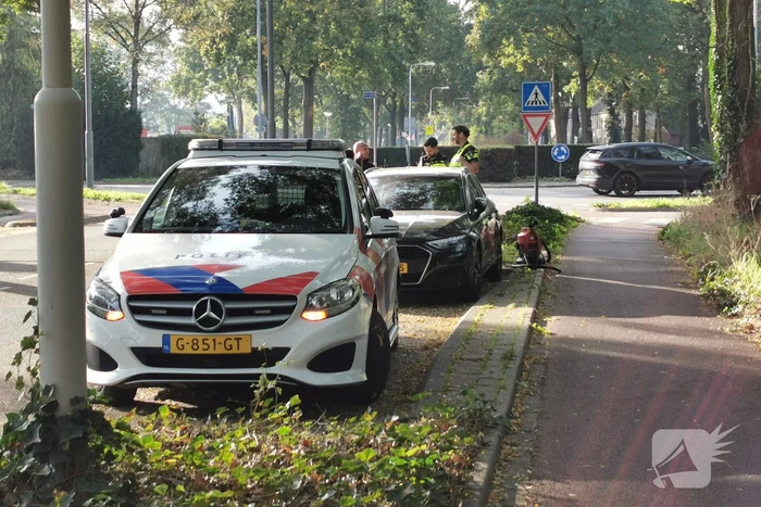 Twee auto's vernield, politie doet onderzoek