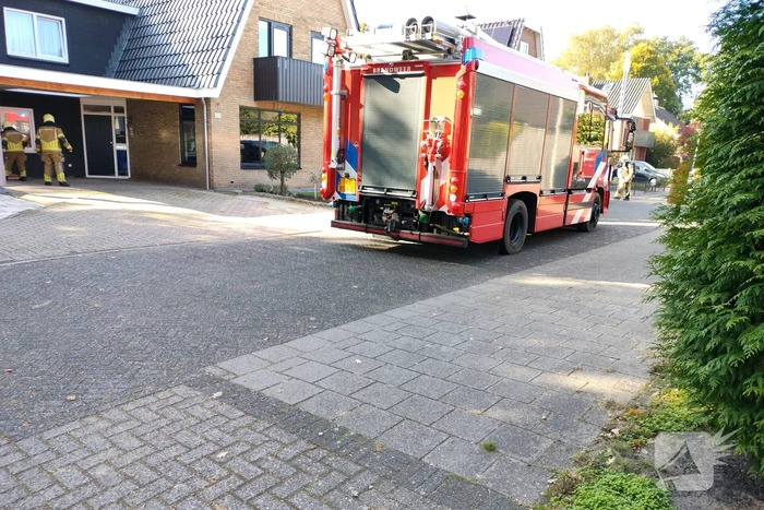 Brandweer pakt grasmaaier in na brandstoflekkage