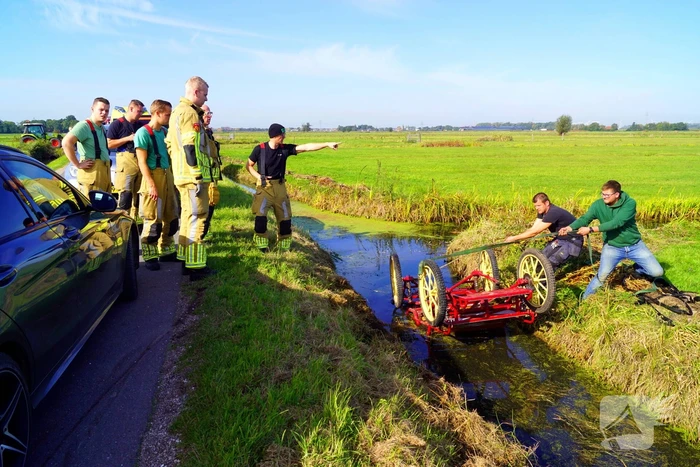 Paard met menwagen belanden in sloot