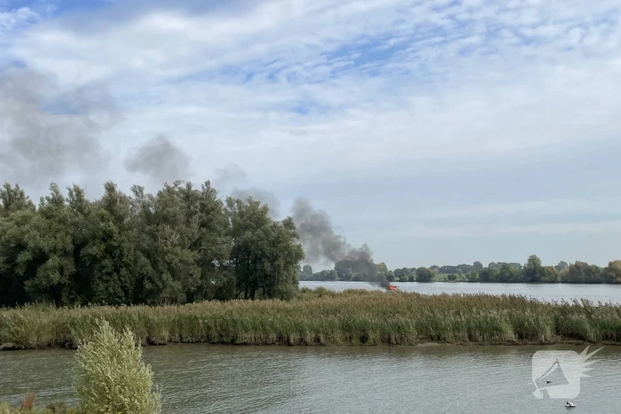 Plezierboot gaat op de Lek in vlammen op