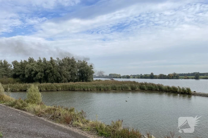 Plezierboot gaat op de Lek in vlammen op