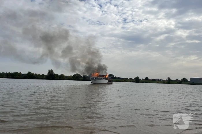 Plezierboot gaat op de Lek in vlammen op