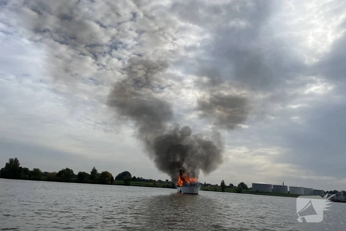 Plezierboot gaat op de Lek in vlammen op