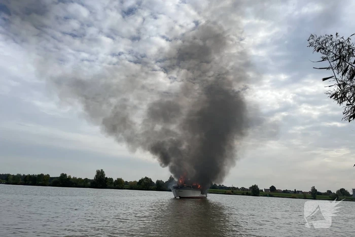 Plezierboot gaat op de Lek in vlammen op