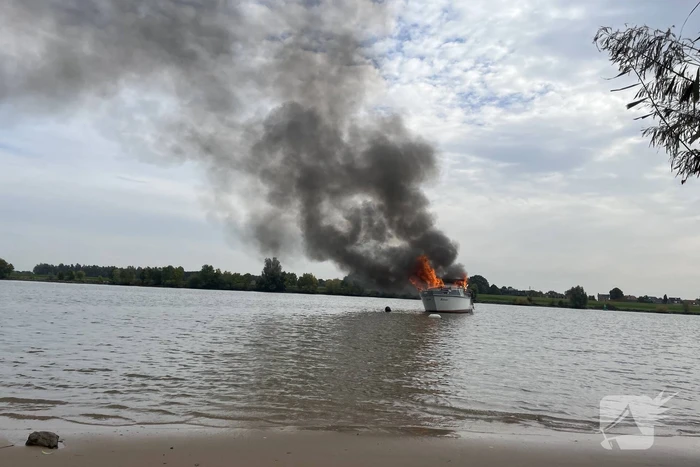 Plezierboot gaat op de Lek in vlammen op