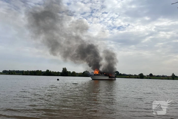 Plezierboot gaat op de Lek in vlammen op
