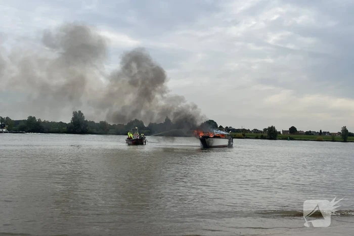 Plezierboot gaat op de Lek in vlammen op