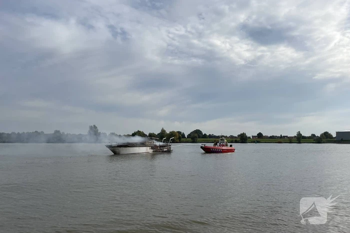 Plezierboot gaat op de Lek in vlammen op