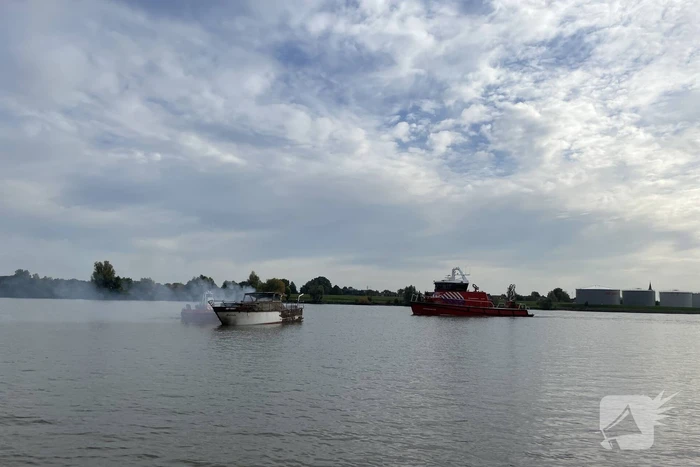 Plezierboot gaat op de Lek in vlammen op