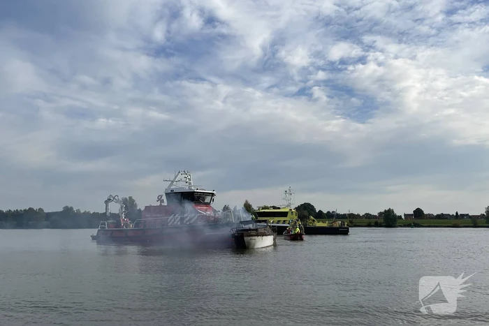 Plezierboot gaat op de Lek in vlammen op