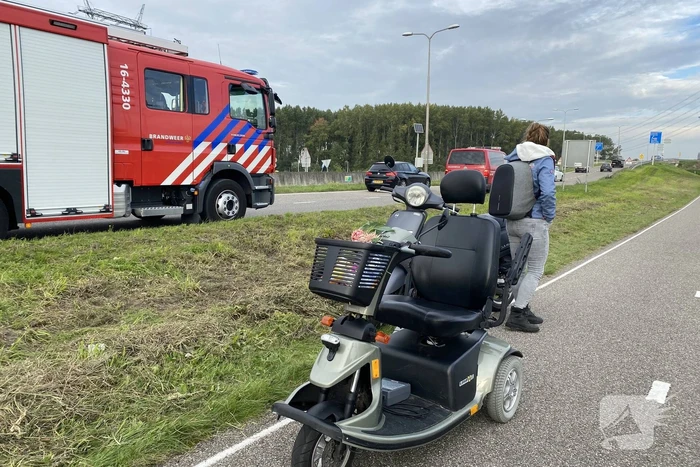 Scootmobiel achtergelaten brandweer zoekt sloot af