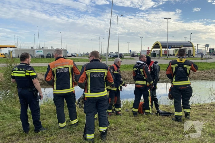 Scootmobiel achtergelaten brandweer zoekt sloot af