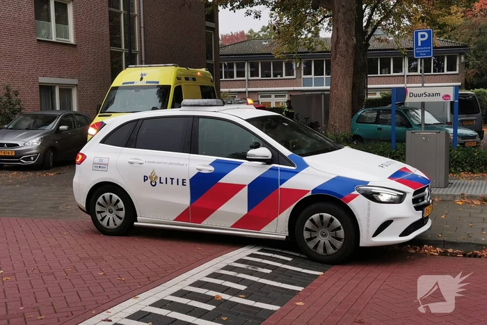 Dame gewond nadat taxibus achteruit rolt