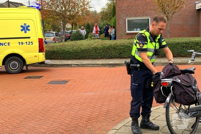Vrouw op e-bike na botsing met auto