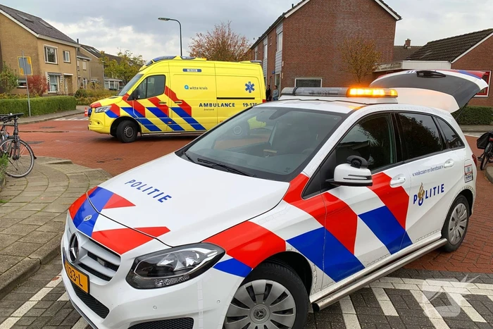 Vrouw op e-bike na botsing met auto
