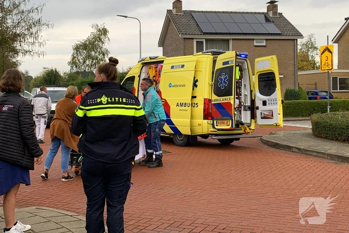 Vrouw op e-bike na botsing met auto