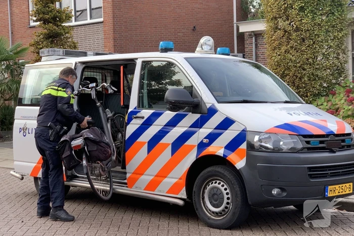 Vrouw op e-bike na botsing met auto