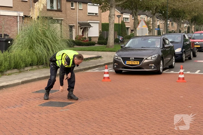 Vrouw op e-bike na botsing met auto