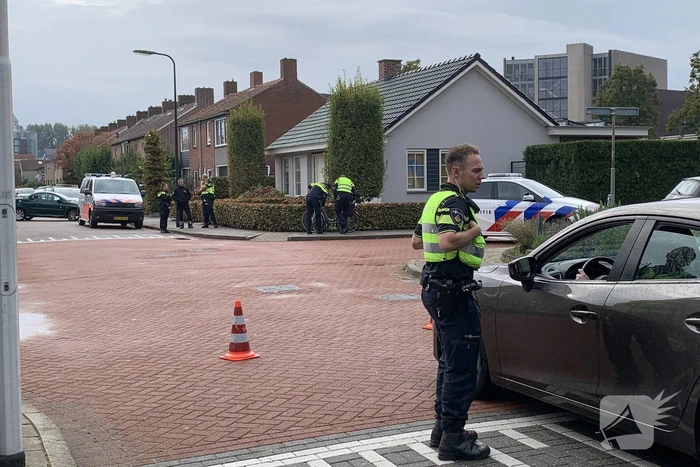 Vrouw op e-bike na botsing met auto