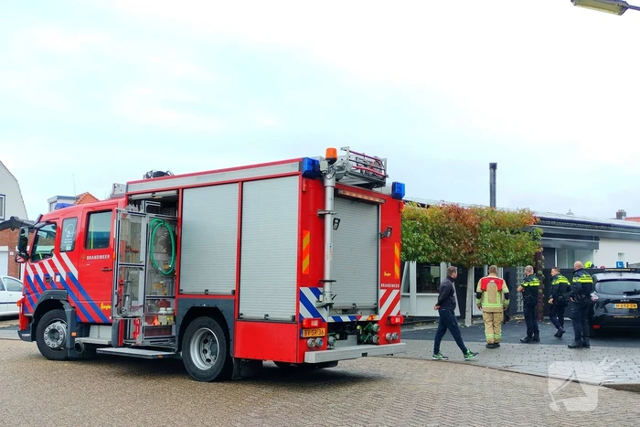 Brandweer blust brand met CO2-brandblusser