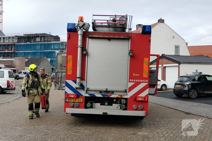 Brandweer blust brand met CO2-brandblusser