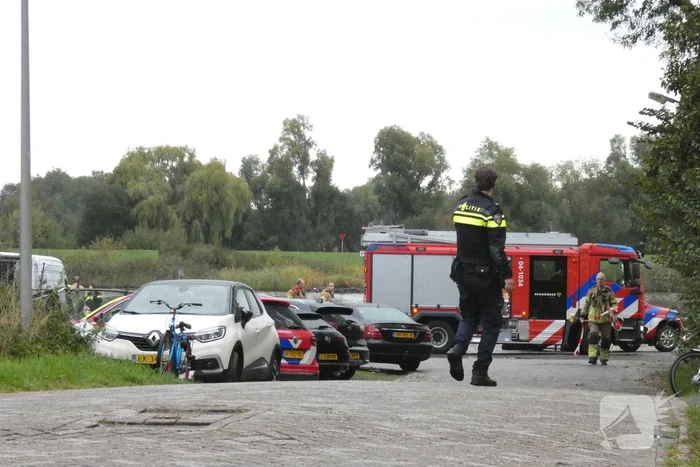 Vrouw en twee kinderen vallen in het water