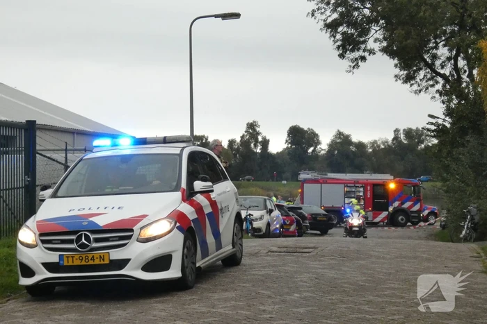 Vrouw en twee kinderen vallen in het water